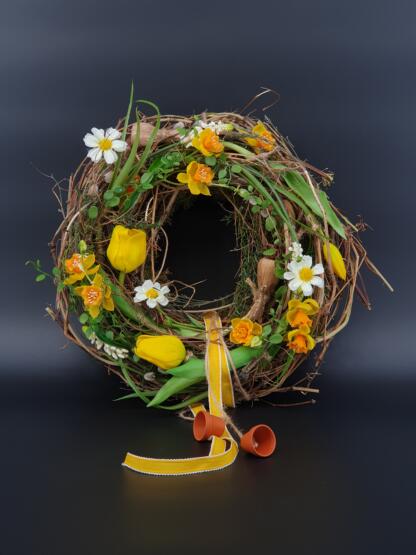 Frühlingskranz mit Tulpen in Weiß und Gelb