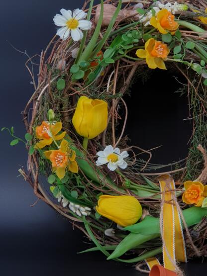 Frühlingskranz mit Tulpen in Weiß und Gelb – Bild 2