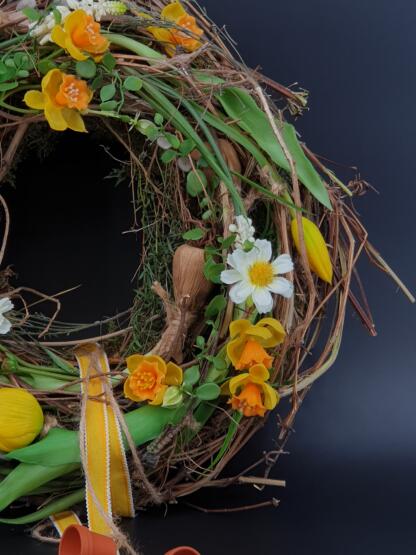 Frühlingskranz mit Tulpen in Weiß und Gelb – Bild 4