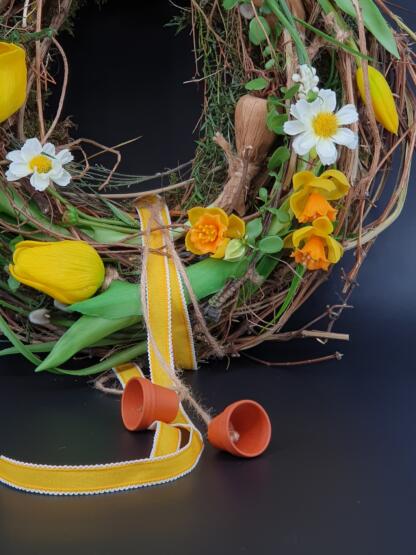 Frühlingskranz mit Tulpen in Weiß und Gelb – Bild 3