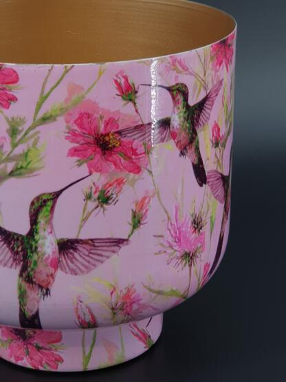 Metalltopf mit Vogel- und Blumendecor – Kolibri und Cosmea – Bild 3