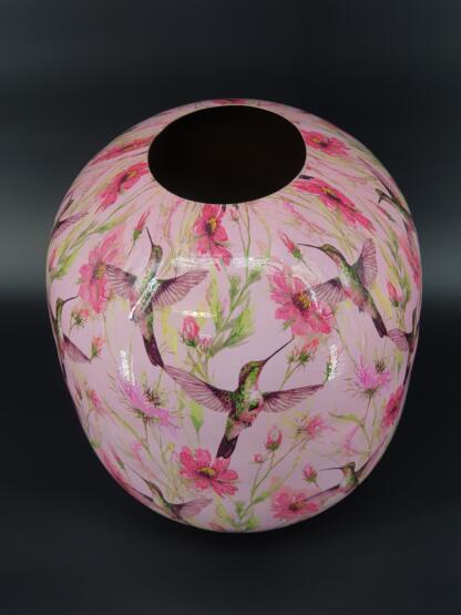 Metallvase mit Vogel- und Blumendecor – Kolibri und Cosmea – Bild 3
