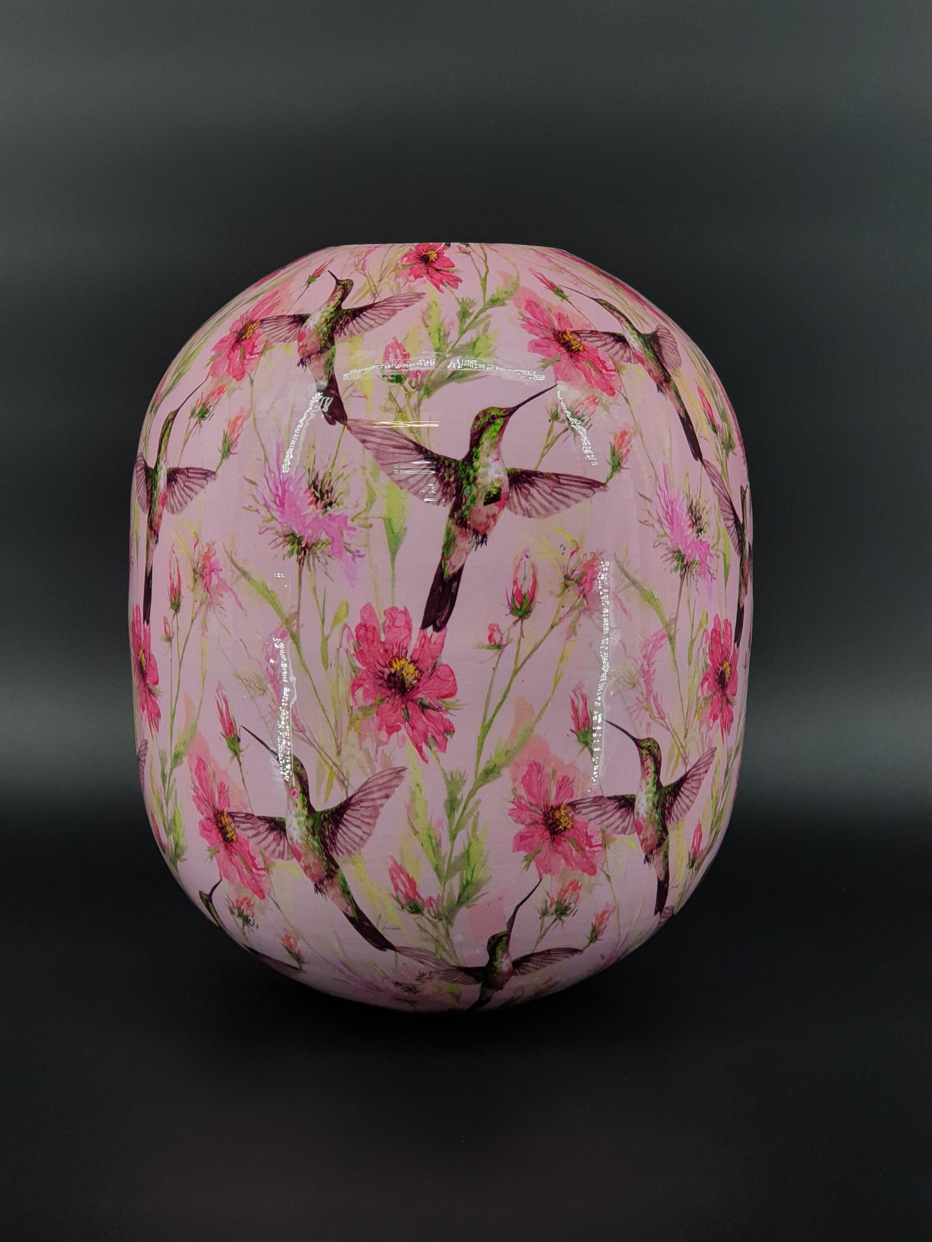 Metallvase mit Vogel- und Blumendecor – Kolibri und Cosmea