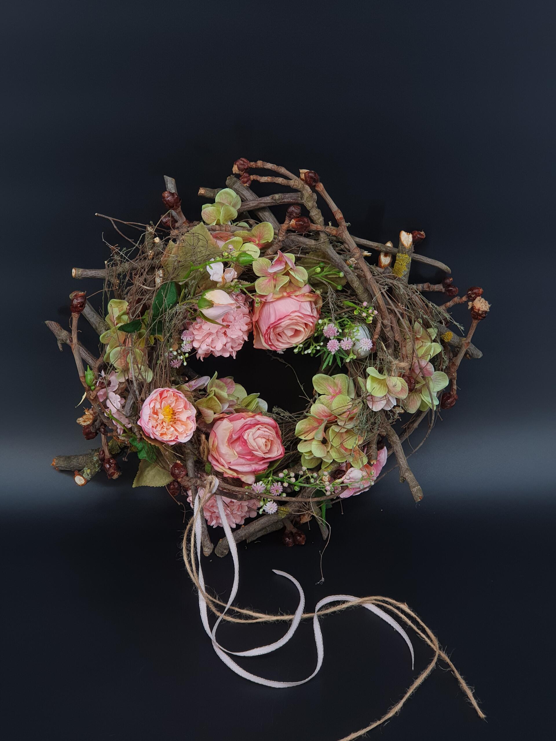 Sommerlicher Kranz mit Rosen und Hortensien