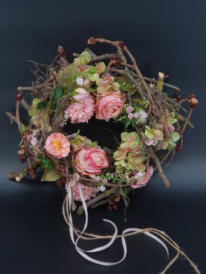 Sommerlicher Kranz mit Rosen und Hortensien – Bild 2