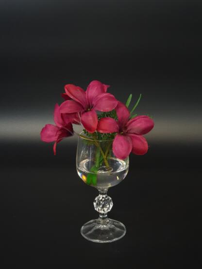 Frangipani Blüte im künstlichen Wasser.