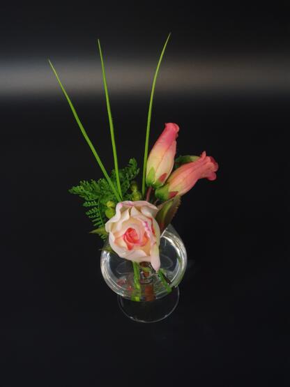 Rose und Kalanchoe im künstlichen Wasser. – Bild 3