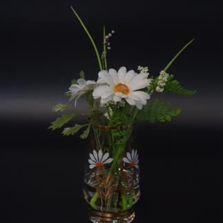 Margerite mit Farn im künstlichen Wasser.