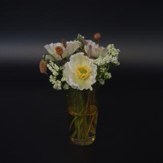 Mohnblüten im künstlichen Wasser.