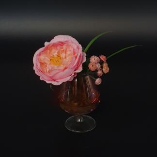 Rosa Rose im künstlichen Wasser.