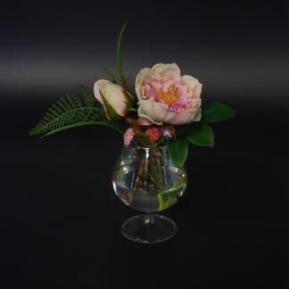 Fliederfarbene Rose mit Knospe im künstlichen Wasser.