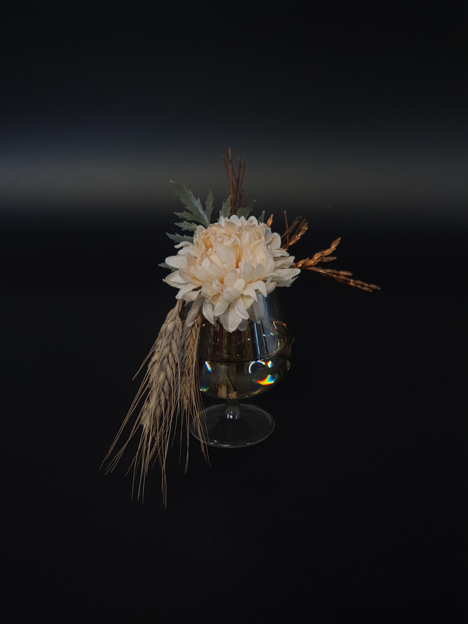 Tagetes mit getrockneten und goldenen Ähren im künstlichen Wasser.