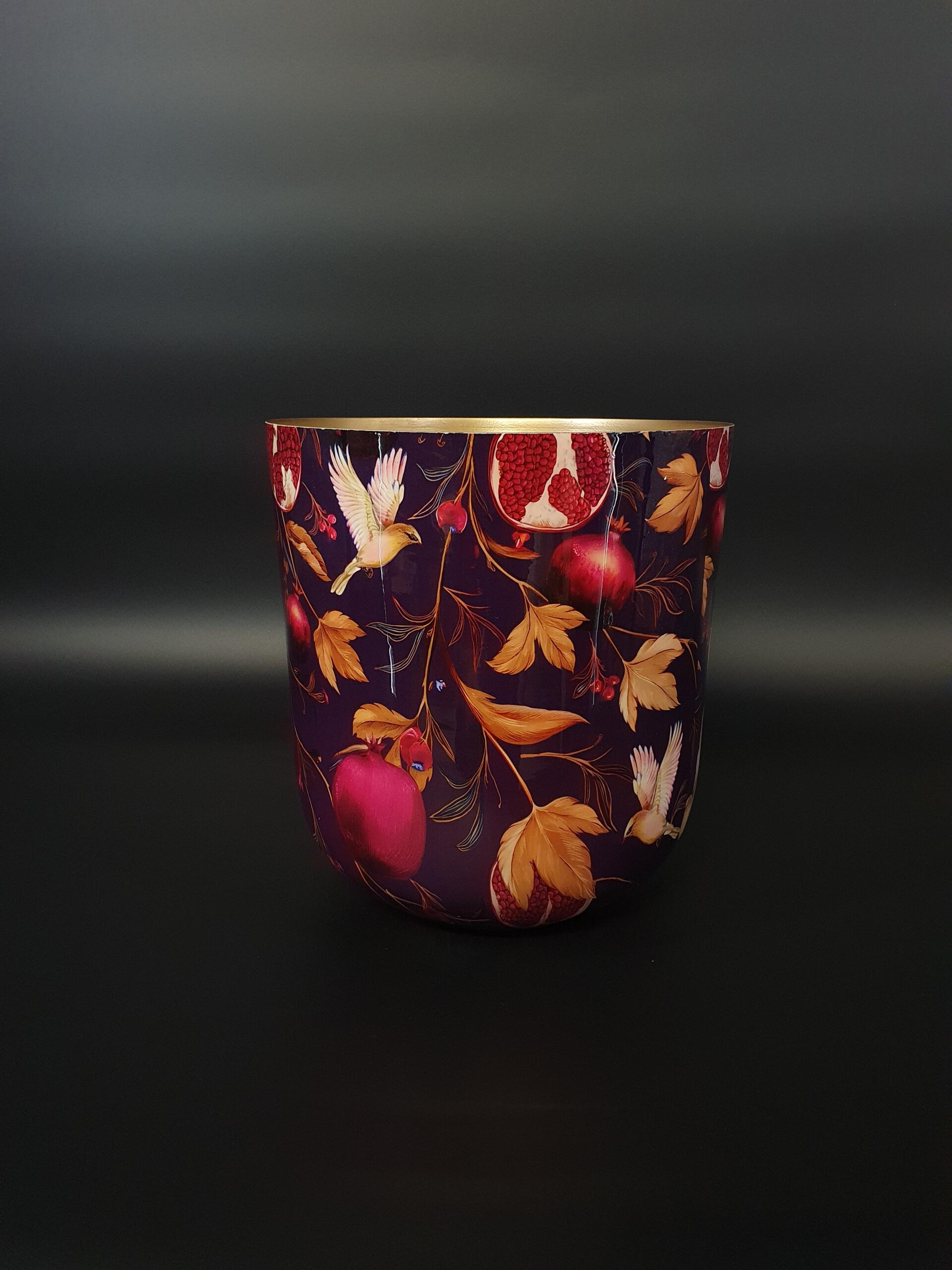 Metalltopf mit Granatäpfel- und Vogeldecor.