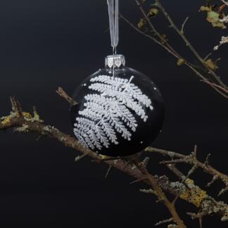 Christbaumkugel mit Farnblatt