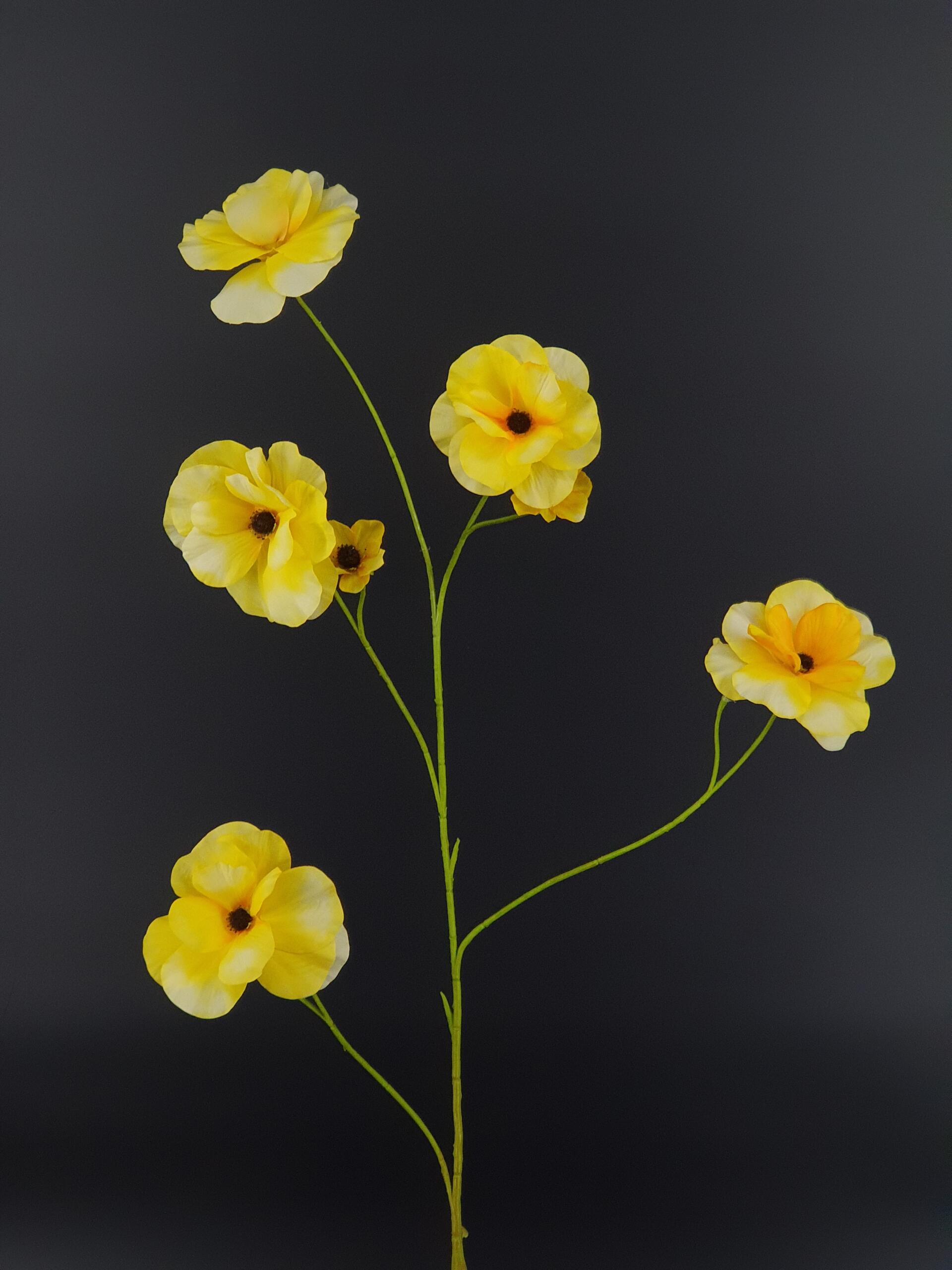 Künstliche Ranunkel – gelb, zart und aufmerksamkeitsstark