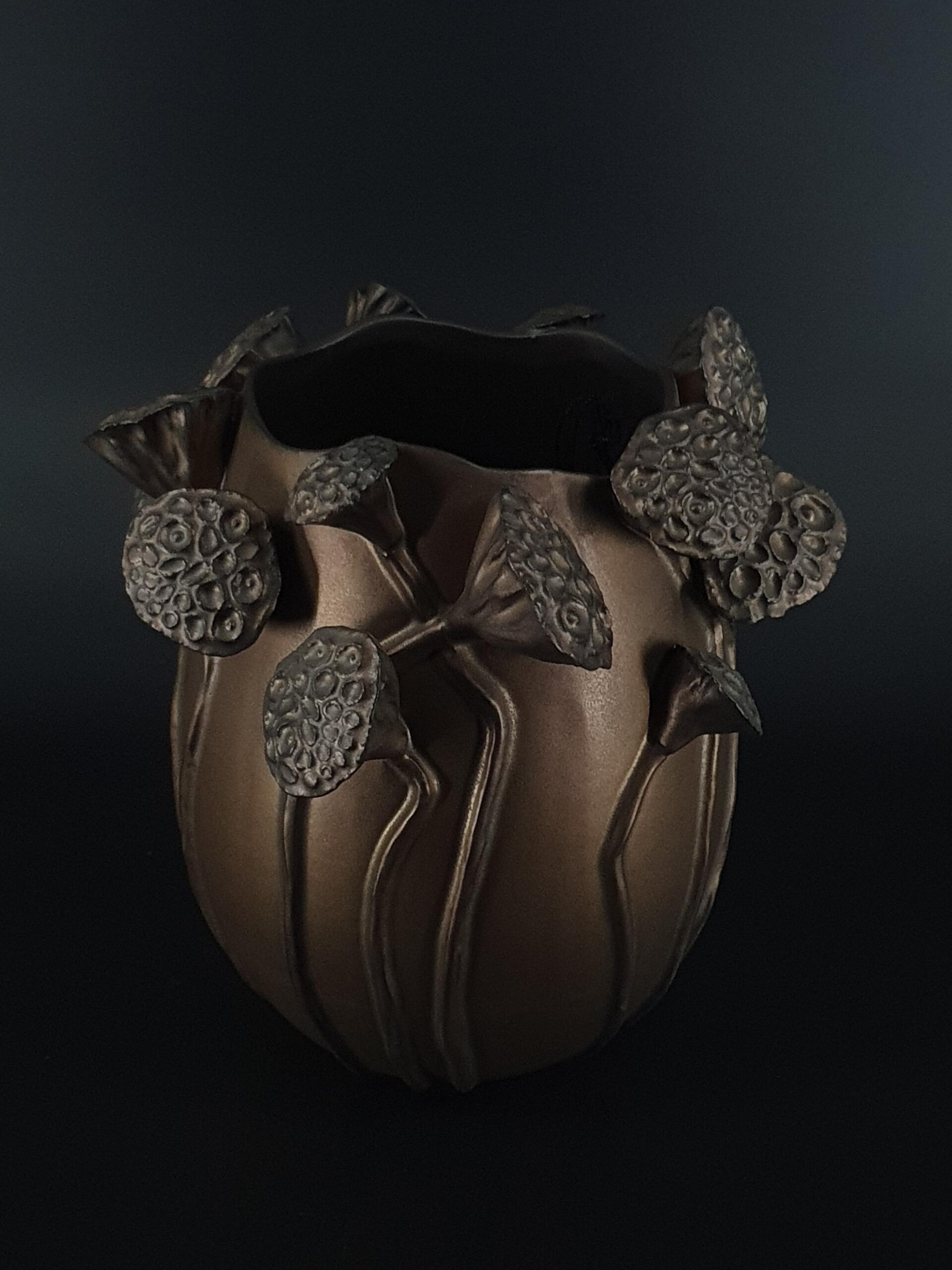 Moderne Keramik-Vase mit Lotuskapseln