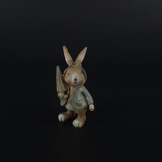 Hasendame mit grauen Hoody und Regenschirm