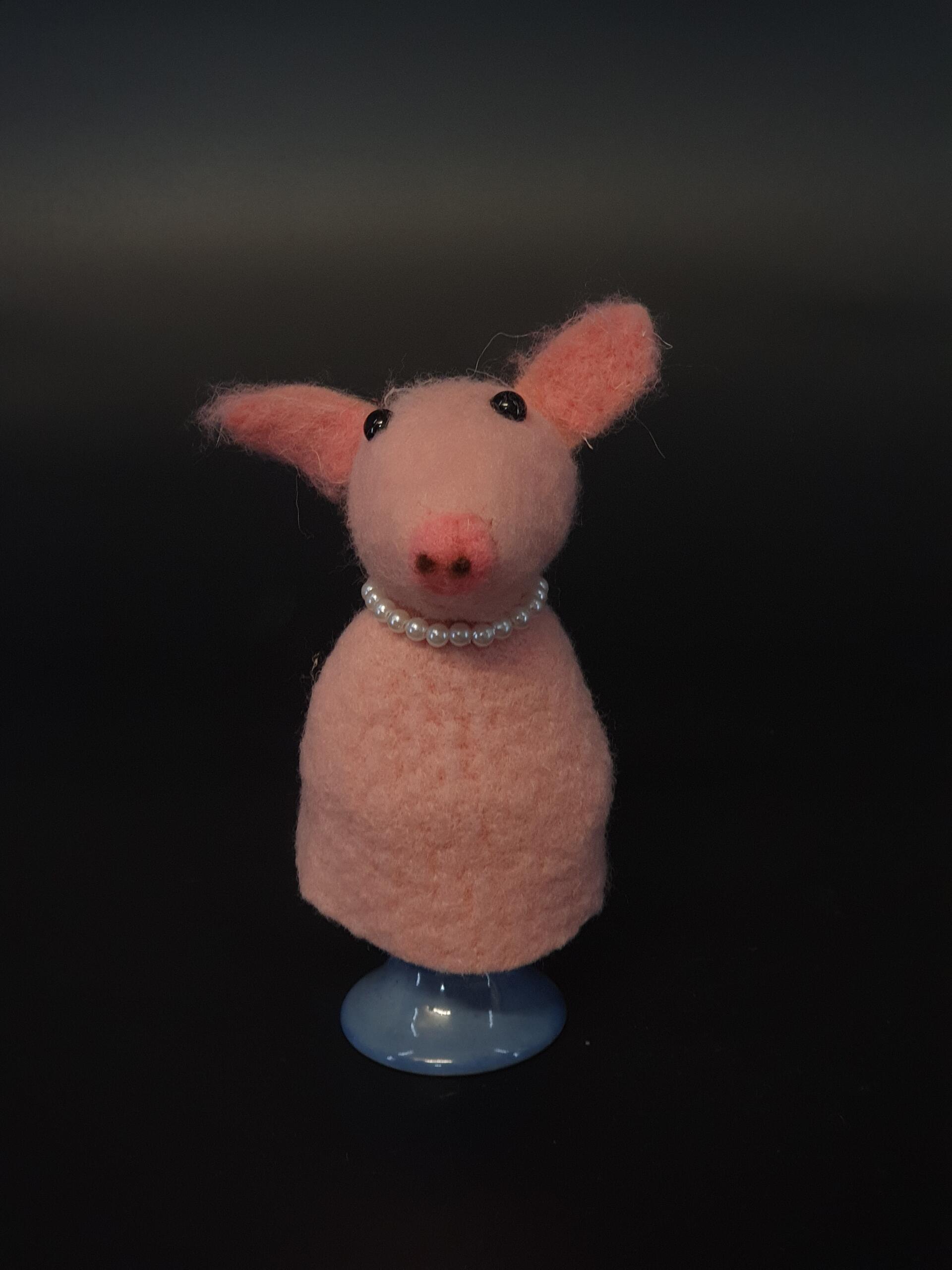 Eierwärmer aus Filz, Schwein mit Perlenkette