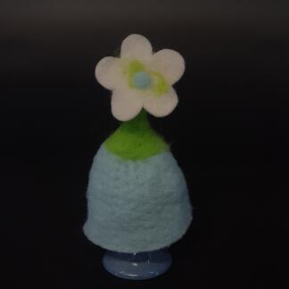 Eierwärmer aus Filz, blau mit weißer Blüte