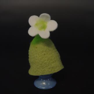 Eierwärmer aus Filz, grün mit weißer Blüte
