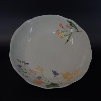 Keramikteller mit Blumendekor