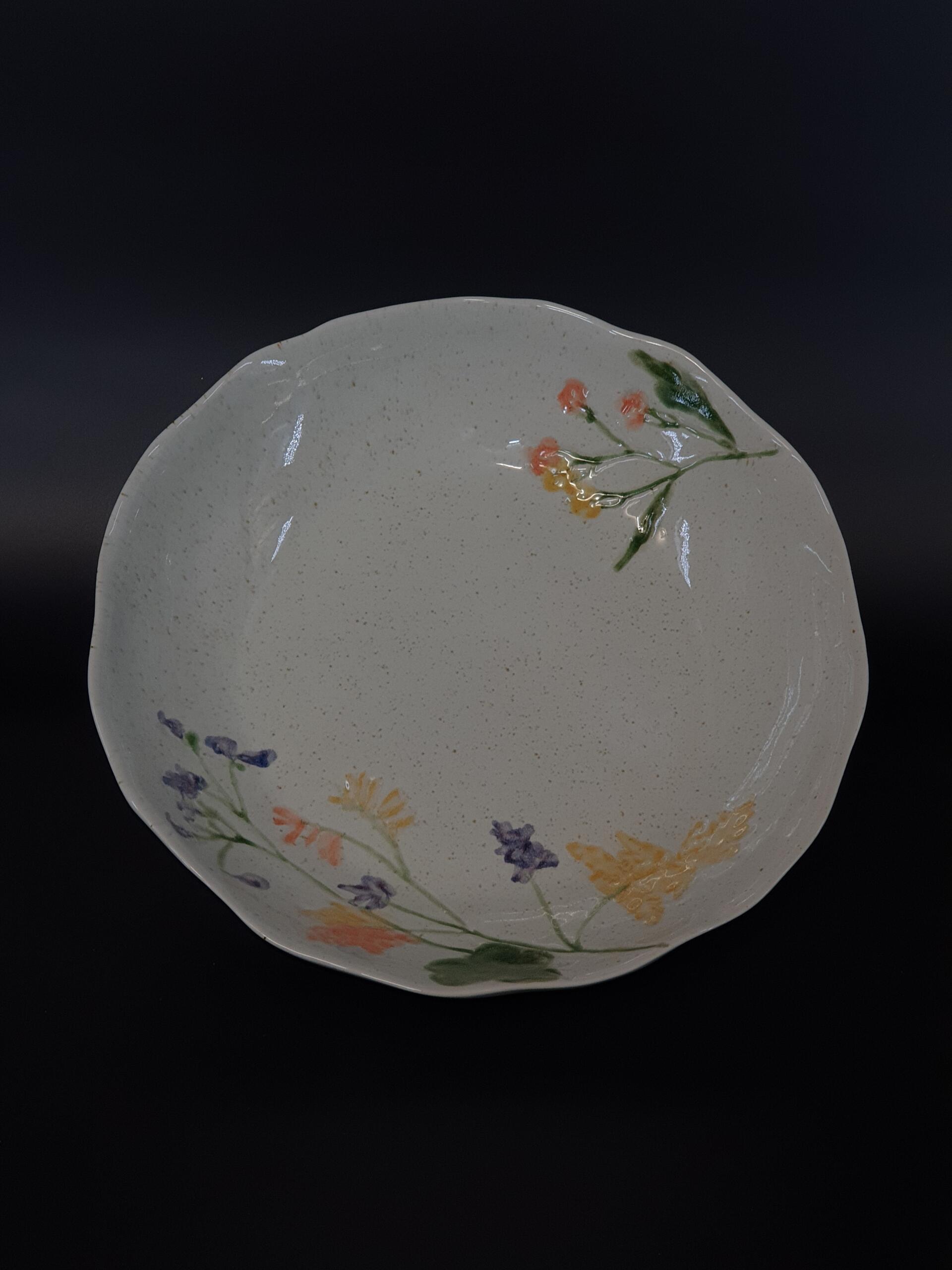 Keramikteller mit Blumendekor