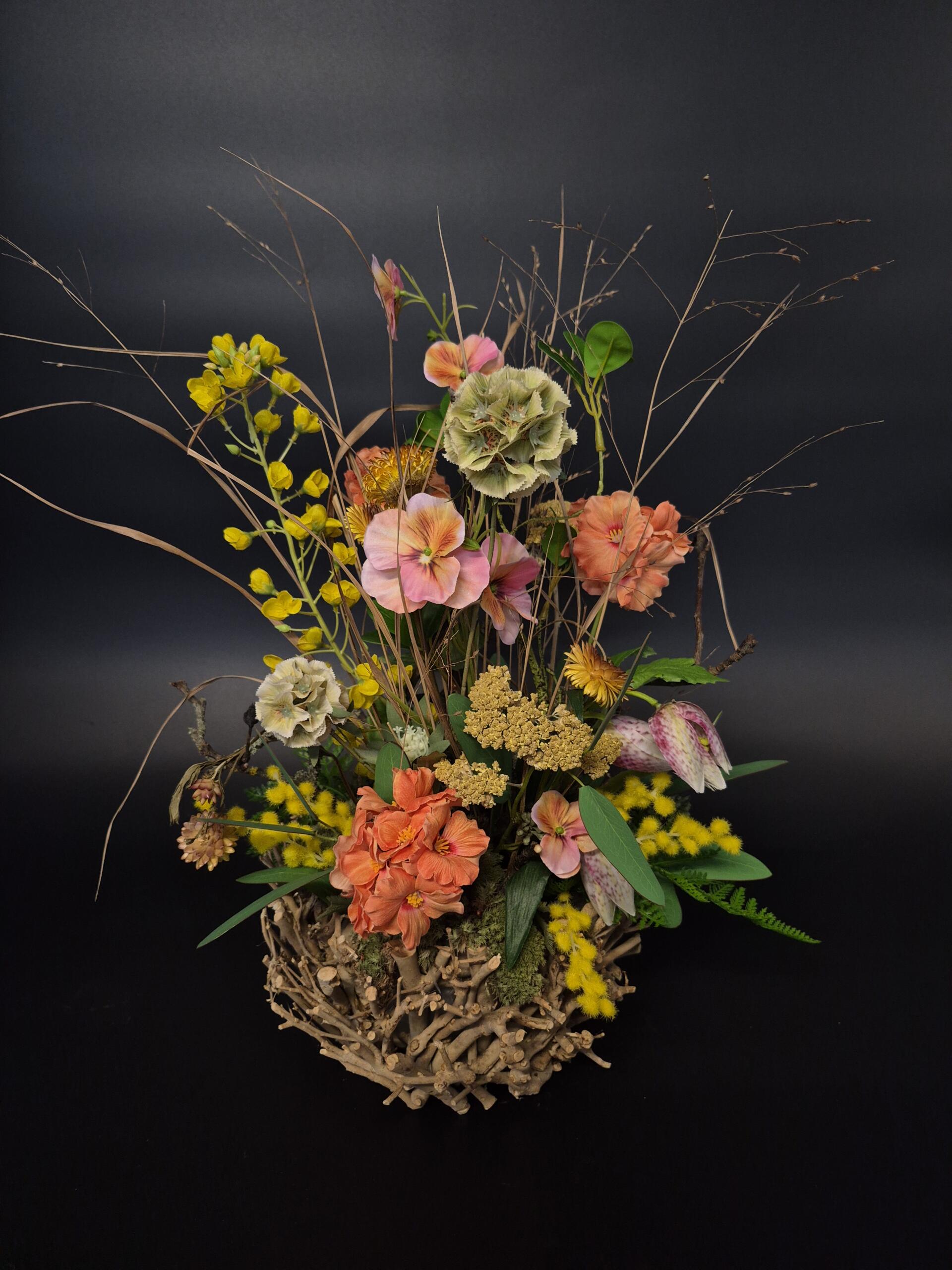 Sommerhafte Kunstblumengesteck