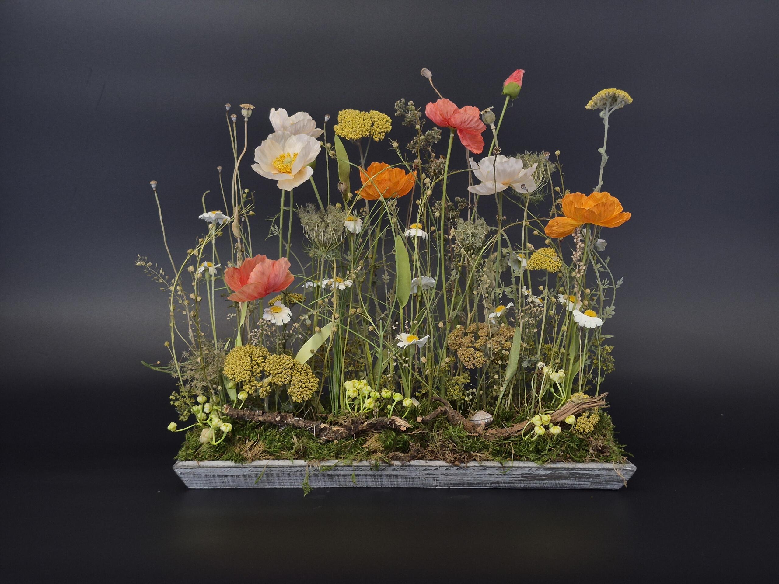 Wiesengesteck mit Mohnblüten