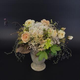 Romantisches Rosengesteck im Biedermeierstil