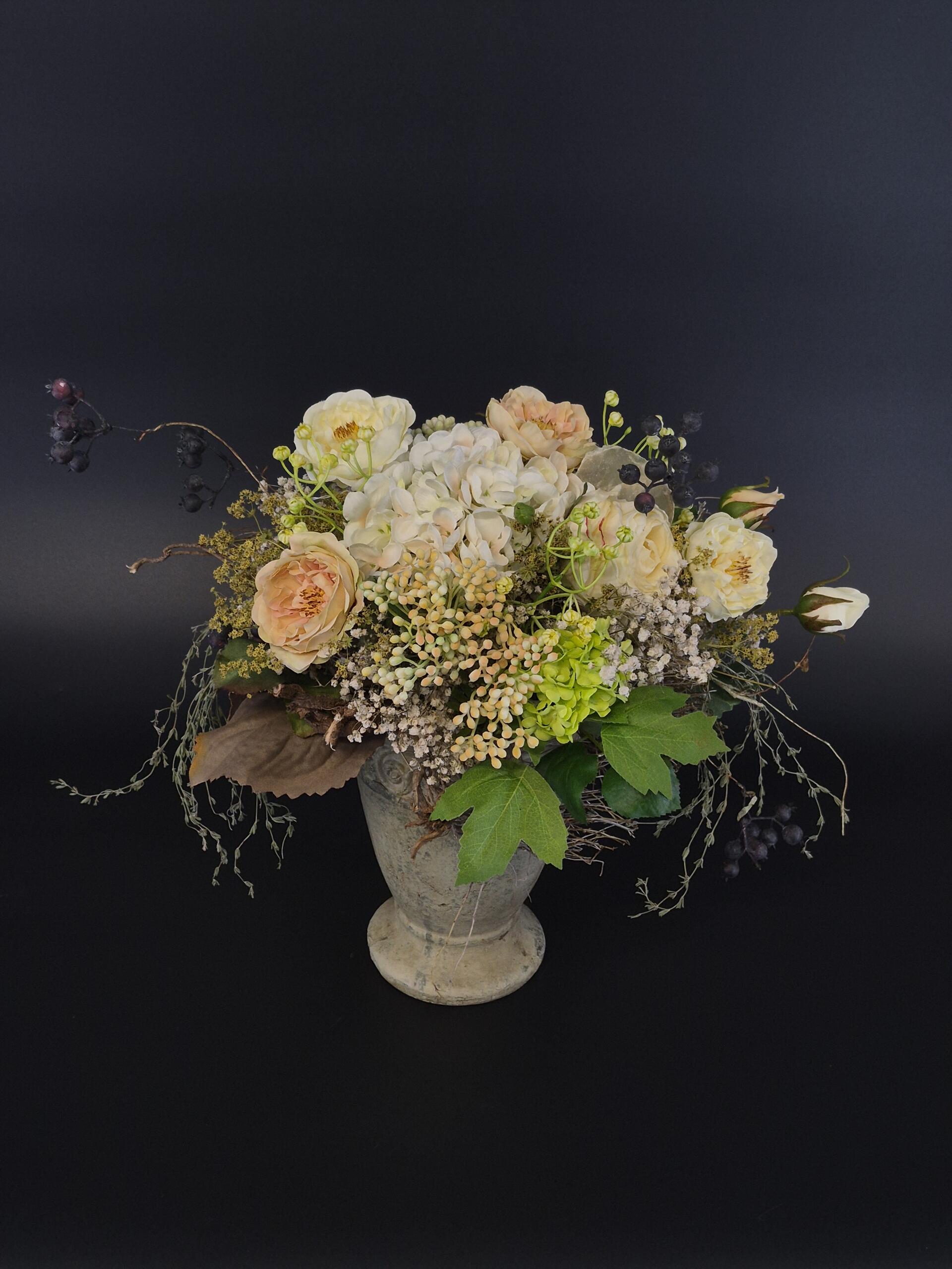 Romantisches Rosengesteck im Biedermeierstil