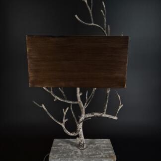 Moderne Tischlampe mit Birkenzweigen.