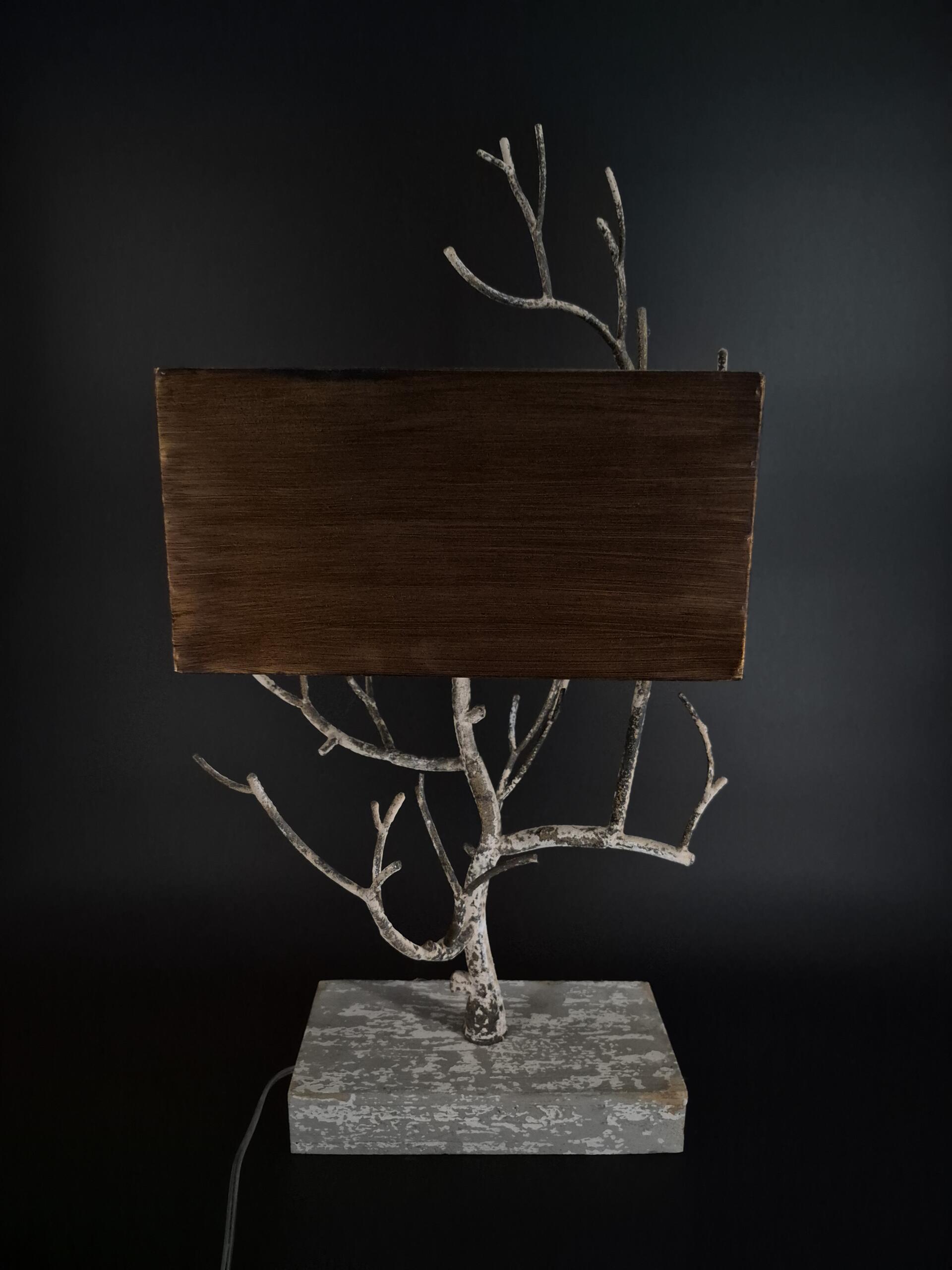 Moderne Tischlampe mit Birkenzweigen.