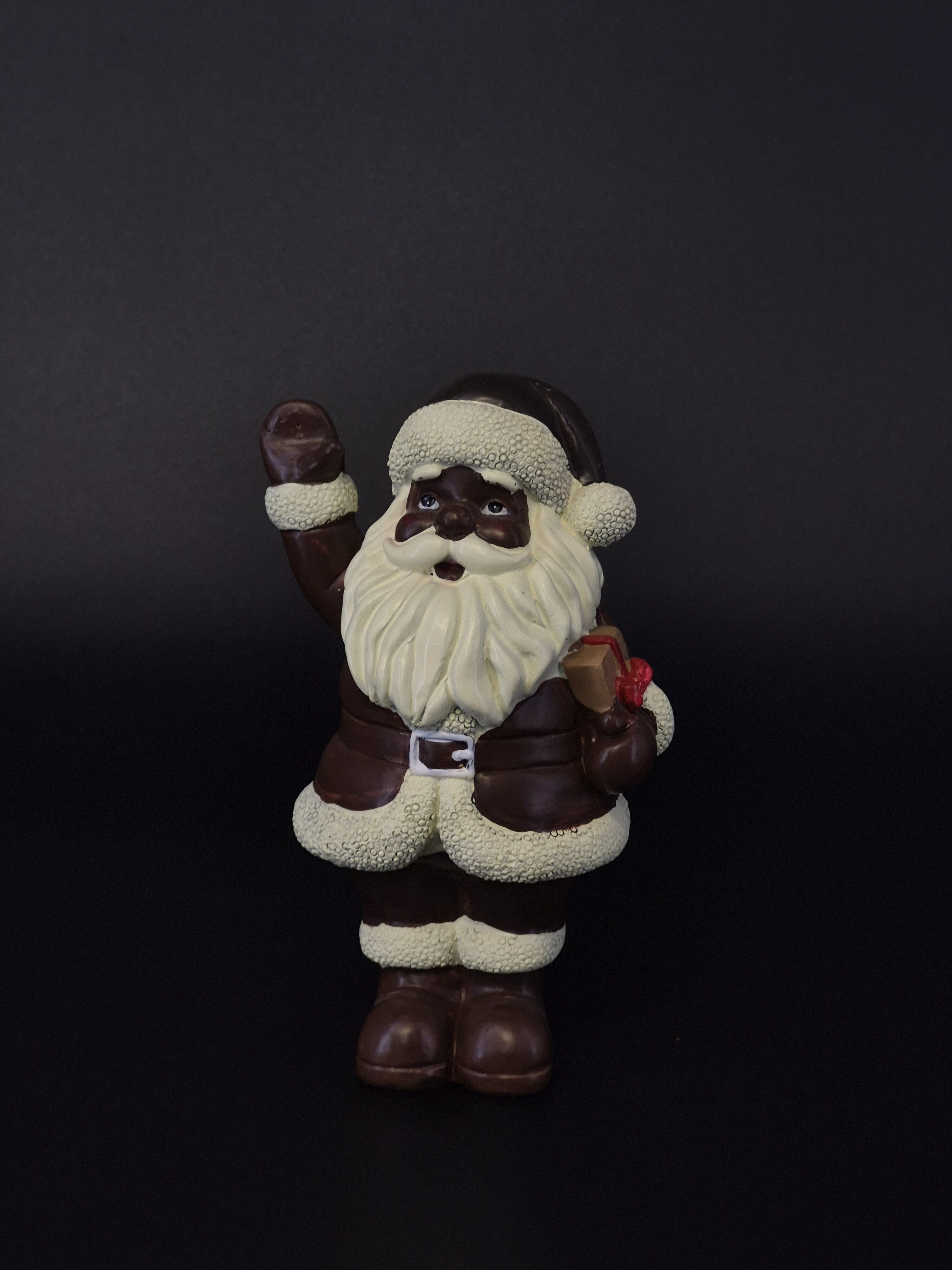 Dekorativer Weihnachtsmann im Schokolook, winkend.