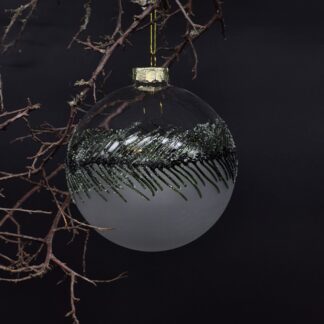 Edle Christbaumkugel aus Glas mit tannengrüner Dekoration.
