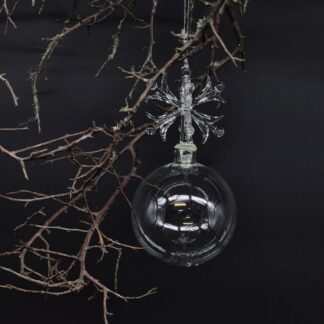 Edle Glaskugel mit filigraner Glasschneeflocke, klein.