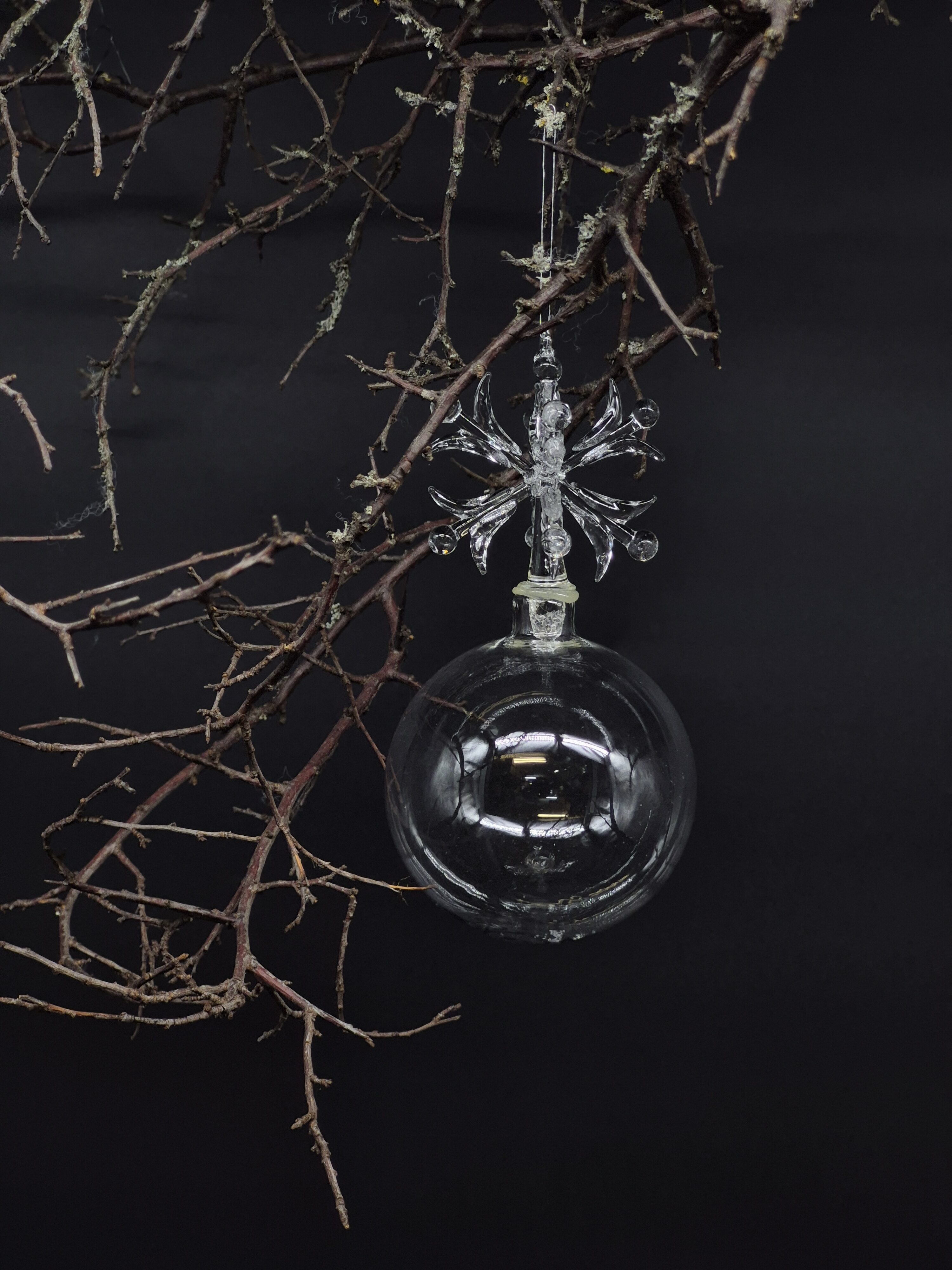 Edle Glaskugel mit filigraner Glasschneeflocke, klein.