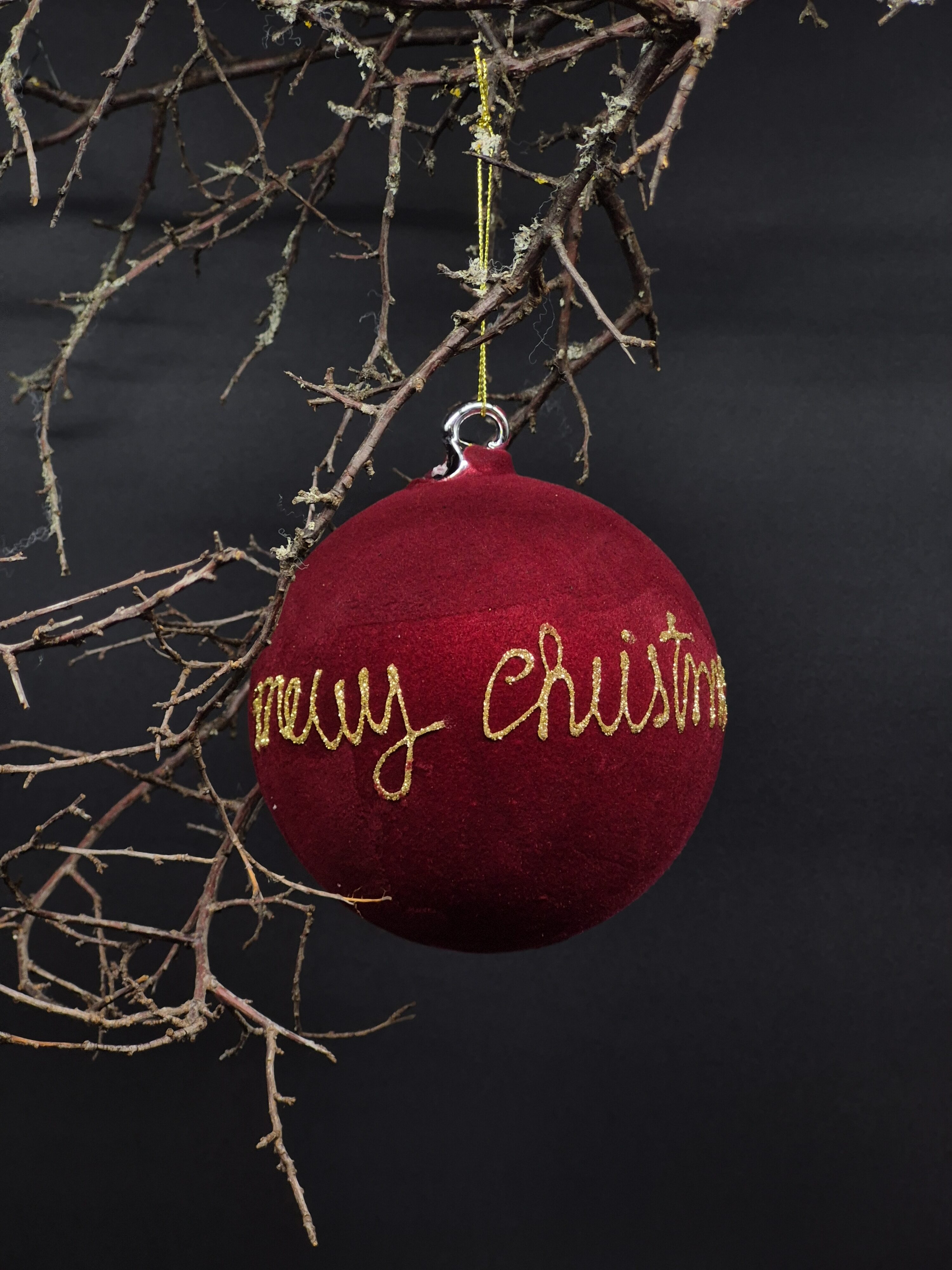 Christbaumkugel aus Glas mit Samtflockung und „Merry Christmas“.