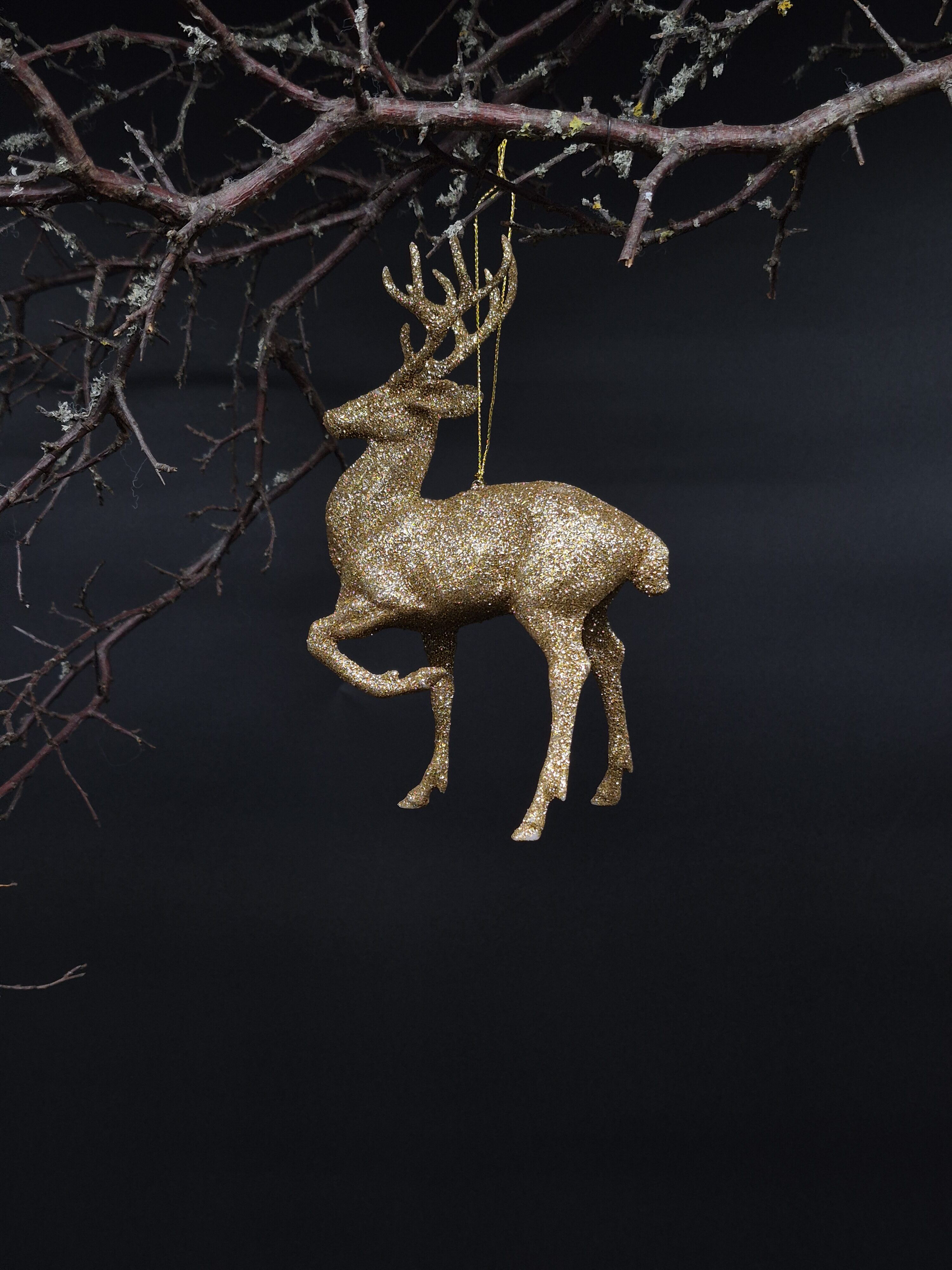 Glitzerhirsch in Gold zum Aufhängen.