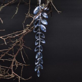 Glitzerhänger mit blauen Strasssteinen.