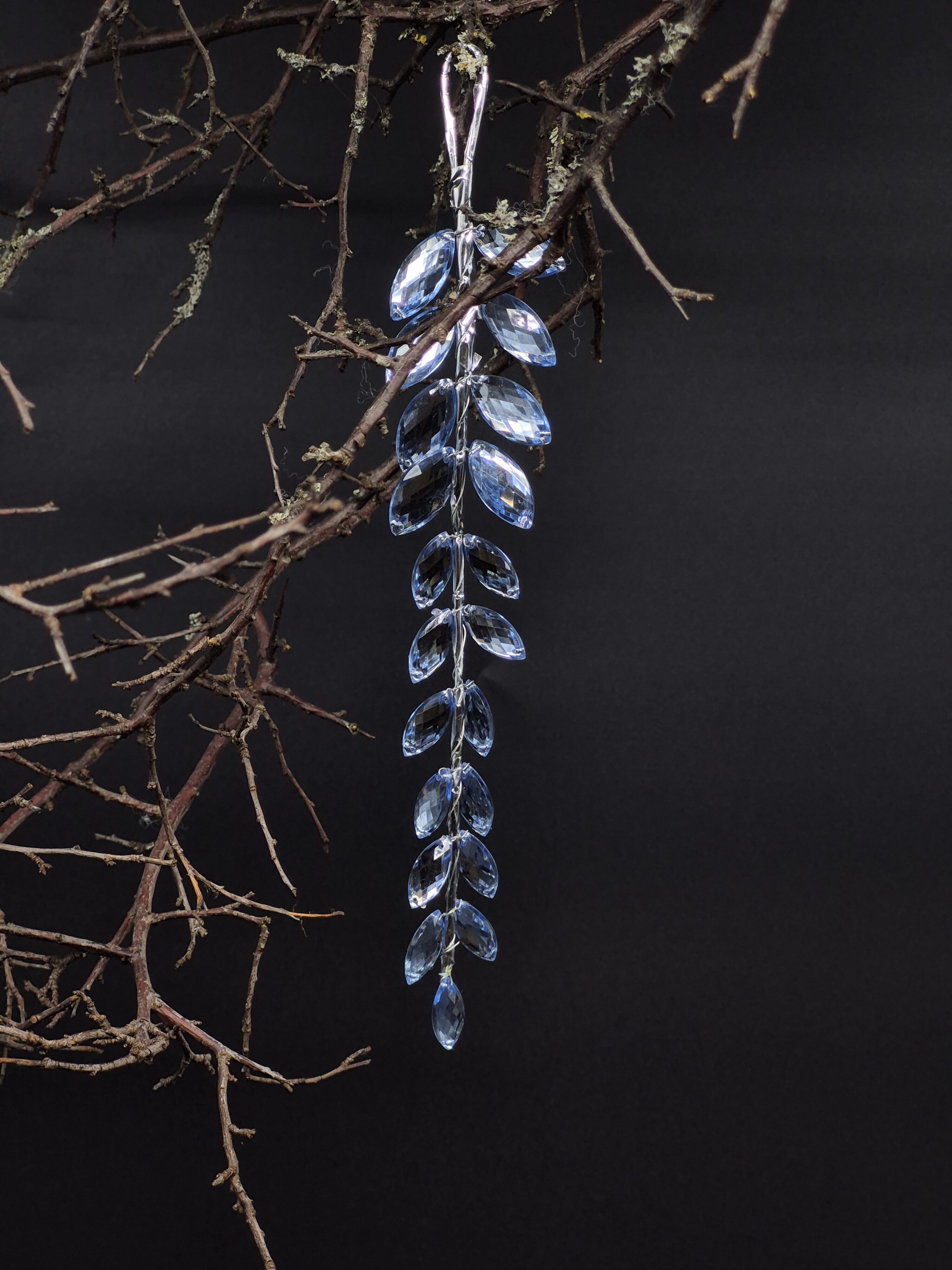 Glitzerhänger mit blauen Strasssteinen.
